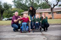 Fixer Upper - Spezial – Bei der Enthüllung ihres neuen und und endlich auch barrierefreien Hauses kann die Familie Copp ihr Glück kaum fassen.