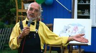 Löwenzahn Classics – Selbst zu festlichen Anlässen trägt Peter (Peter Lustig) seine geliebte Latzhose. Heute ist es eine ganz besondere, geschneidert aus einem Anzug.