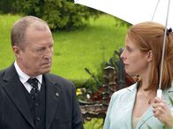 Zwei Herzen und ein Edelweiß – Der Notar Dr. Steinbach (Paul Faßnacht) eröffnet Bettina (Julia Jäger), dass sie die Alleinerbin ihres Onkels ist.