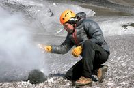 Leben mit Vulkanen – Der Geologe Arnaud Guérin untersucht Fumarolen am höchsten aktiven Vulkan Europas, dem Ätna.
