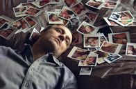 Tagundnachtgleiche – Alexander (Thomas Niehaus) ist Single, trinkt und raucht viel, schraubt an Fahrrädern, kurz: ein Junggeselle ohne große Verpflichtungen. Doch eines Abends verliebt er sich in die Tänzerin Paula ...