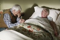 Desperate Housewives – Während Renee in der Vorbereitungen ihrer Hochzeit mit Ben steckt, müssen Roy (Orson Bean, l.) und Mr. McClusky (Kathryn Joosten, r.) voneinander Abschied nehmen ...