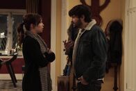 Last Man Standing – Kristin (Amanda Fuller, l.) trifft sich wieder mit ihrem Ex-Freund und versucht dies vor Ryan (Jordy Masterson, r.) geheim zu halten ...