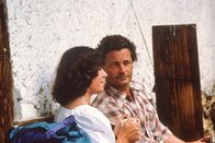 Im Schatten der Gipfel – Der Tourist (Max Volkert Martens) macht Annelies Brandner (Gundi Ellert) den Hof.