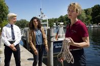 WaPo Berlin – In der Bootsmanufaktur am Pichelssee konftrontieren Marlene Weber (Oska Melina Borcherding, l.) und Jasmin Sayed (Sesede Terziyan, M.) die Eigentümerin Martina Severin (Susann Toni Wagner, r.) mit den kriminellen Machenschaften ihres ermordeten Geschäftspartners.