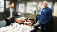 Elementary – Während Bell (Jon Michael Hill, l.) und Gregson (Aidan Quinn, r.) mit den Untersuchungen an einem Clown-Mord beschäftigt sind, wird Bell von dem Ex-Mann seiner neuen Flamme heimgesucht ...
