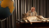 Grzimek – Bernhard Grzimek (Ulrich Tukur) stellt in seiner Fernsehsendung "Ein Platz für Tiere" immer ein wildes Tier vor.