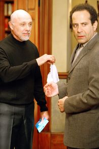 Monk – (v.li.) Hector Elizondo (Dr. Neven Bell), Tony Shalhoub (Adrian Monk).