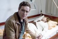 Nichts für Feiglinge – Philip (Frederick Lau) sorgt sich um das Wohlergehen seiner Großmutter Lisbeth (Hannelore Hoger).