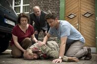 Meuchelbeck – Erwin (Claus Dieter Clausnitzer) ist zusammengebrochen. Hat Markus (Holger Stockhaus, r) ihn angefahren, wie Oliver (Christian Hockenbrink, M) behauptet? Mechthild (Dagmar Sachse, l) zweifelt daran.