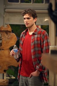 Two and a Half Men – Hat einen besonderen Plan um das Sexleben mit Zoey aufzumischen: Walden (Ashton Kutcher) ...