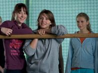 Schloss Einstein – Magda (Mareike Ludwig, Mi.) schafft die Barrenübung und ist total happy. Coco (Luisa Liebtrau, li.) und Emma (Viviane Witschel, re.) freuen sich mit ihr.