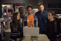 Community – Planen den Trickbetrüger Professor DeSalvo mit seinen eigenen Waffen zu schlagen: Annie (Alsion Brie, l.), Elroy (Keith David, 2.v.l.), Abed (Danny Pudi, M.), Jeff (Joel McHale, 2.v.r.) und Britta (Gillian Jacobs, r.) ...