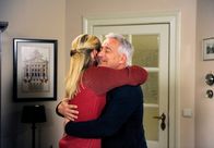 Rote Rosen – ARD ROTE ROSEN FOLGE 1471 Uhr im ERSTEN. Thomas (Gerry Hungbauer, r.) kehrt zurück aus Kenia und will von Jule (Kim-Sarah Brandts, l.) wissen, was sich während seiner Abwesenheit alles getan hat.