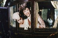Valmont – Die junge Cécile (Fairuza Balk, li.) soll ausgerechnet mit dem ehemaligen Geliebten ihrer Cousine Marquise de Merteuil (Annette Bening, re.) verheiratet werden.