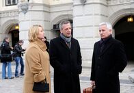 Rote Rosen – ARD ROTE ROSEN FOLGE 1002 Uhr im ERSTEN. Thomas (Gerry Hungbauer, l.) zieht sich nach der verlorenen Bürgermeisterwahl enttäuscht zurück (mit Imke Büchel, l., Stefan Hossfeld, M. und Komparsen, h.).