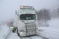 Ice Road Rescue - Extremrettung in Norwegen – Thord Paulsen checking the snow chains on a big truck, and a queue is building up.