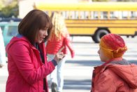 The Middle – Frankie (Patricia Heaton, l.) macht sich furchtbare Sorgen, dass Brick (Atticus Shaffer, r.) auf der Klassenfahrt nach Chicago etwas passieren könnte. Unterdessen will Sue in Erfahrung bringen, ob nach dem Kuss am Valentinstag mehr zwischen ihr und Darrin ist ...