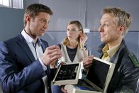 Die Rosenheim-Cops – Als Hansen (Igor Jeftic, l.) und Mohr (Max Müller, r.) die Schmuckstücke bei Eva Nussdorf (Nicoline Schubert, m.) finden, wird es eng für die junge Designerin.