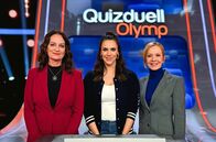 Quizduell-Olymp – Moderatorin Esther Sedlaczek (M.) mit den Kandidaten des Teams "Kamera":Natalia Wörner (l.) und Kathja Flint (r.).