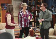 The Big Bang Theory – Sind sich nicht immer einig: Leonard (Johnny Galecki, r.), Penny (Kaley Cuoco, M.) und Amy (Mayim Bialik, l.) ...