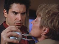 Charmed - Zauberhafte Hexen – Tom Peters (Marco Sanchez, l.) soll als Beweis seiner Dämonentauglichkeit seine Mutter (Shirley Prestia, r.) töten ...
