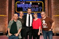Wer weiß denn sowas? – Moderator Kai Pflaume (M.) und seine Rateteam-Kapitäne Bernhard Hoëcker (l.) und Elton (r.) begrüßen in dieser Sendung die Schauspielerin Tanja Wedhorn (2.v.l.) und die Schauspielerin Felicitas Woll (2.v.r.).