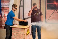 1, 2 oder 3 – Der Physiker Dr. Philip Häusser (l.) präsentiert Elton eine spannendes Experiment mit Laserpointern.