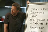 Dr. House – Dr. House (Hugh Laurie) ist zunächst mit seinen eigenen Problemen beschäftigt. Doch bei der Behandlung seiner übervollen Blase gelingt ihm auch die richtige Diagnose des Irak-Soldaten.