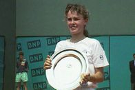 DOK – Mit 12 Jahren gewinnt Martina Hingis die U18 French Open.