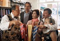 Das Traumpaar – Bei der schwierigen Krawattenauswahl ziehen Erwin (Jaecki Schwarz, li.), der Boutique-Besitzer Theo (Daniel Friedrich), Günther (Wolfgang Winkler, 2.v.re.) und die kleine Charlotte (Laura Borlein) kurzerhand die schöne Anita (Susanne Uhlen, Mitte) zu Rate.