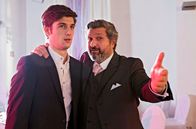 Huck – Cem (Aykut Kayacik, r.) erklärt Caspar (Emanuel Fitz, l.), wie er sich bei einer türkischen Hochzeit zu benehmen hat.