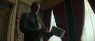 Paris Has Fallen – Vor dem Treffen mit der Präsidentin legt Pearce (Sean Harris) noch einmal seine Uniform der Fremdenlegion an.