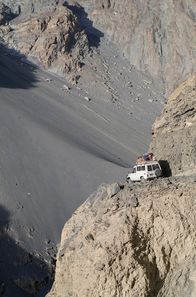 Wilde Wege – Wer auf den wilden Pisten im Shimshal Valley fährt, muss tief in den Abgrund blicken.