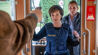 SOKO Linz – Die Straßenbahnerin Andrea Ferninger (Violetta Schurawlow) wird tot in der Remise aufgefunden. Schnell gerät ihr Ex-Freund und Kollege Sven Paulitsch (Matthias Lier, l.) in den Fokus der Ermittlungen. Hat er den Mord aus Rache begannen?