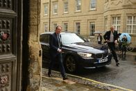 Lewis – DI Robert Lewis (Kevin Whately, l.) und DI James Hathaway (Laurence Fox, r.) wollen einem in Not geratenen Kollegen zu Hilfe eilen. Leider zu spät.
