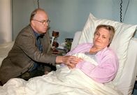 In aller Freundschaft – MDR Fernsehen IN ALLER FREUNDSCHAFT FOLGE 82, "Alte Liebe rostet nicht" Uhr. Kurt Wagner (Michael Gahr) sitzt am Bett seiner schwerkranken Lebensgefährtin Elvira Droll (Evelyn Meyka).