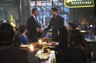 Scorpion – Während Toby Cabe (Robert Patrick, l.) dabei hilft, mehr über den Tod seines Vaters herauszufinden, strandet Walter (Elyes Gabel, r.) auf einer Müllinsel mitten im Meer ...
