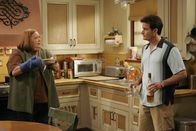 Two and a Half Men – Berta (Conchata Ferrell, l.); Charlie Harper (Charlie Sheen, r.)