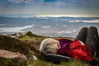 Edie – Edie (Sheila Hancook) kommt ihrem Ziel, der Besteigung des Bergs Suilven, zwar immer näher. Jedoch macht ihr der Weg ganz schön zu schaffen. Sie ist erschöpft und hat sich hingelegt, um sich auszuruhen.