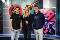 Darts: Weltmeisterschaft – v.li.: Robert Marijanovic, Moderatorin Katharina Kleinfeldt und Basti Schwele
