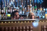 Lucifer – Lucifer (Tom Ellis, l.) und Linda (Rachael Harris, r.) organisieren ein ganz besonderes Treffen, während Maze für Chloe ebenfalls ein Date plant ...