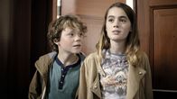 Rhabarber Rhabarber – Siem (Thor Braun) bewundert seine Stiefschwester Winnie (Nina Wyss).