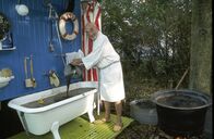 Löwenzahn Classics – Braun, glibberig und muffig - doch Peter (Peter Lustig) ist von der heilsamen Wirkung des Moorschlamms überzeugt. Ein Bad in der trüben Brühe soll ihm endlich gegen seinen Hexenschuss helfen, so hat es ihm ein Moorexperte versprochen.