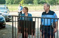 Polizeiruf 110 – Kriminalhauptkommissarin Olga Lenski (Maria Simon) und Polizeihauptmeister Wolfgang Neumann (Fritz Roth, re.) observieren das Haus des Geiselnehmers.
