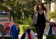 The Mick – Kein Geld hindert nicht am Shoppengehen. Mickey (Kaitlin Olson, r.) lässt ihre Einkäufe einfach vom siebenjährigen Neffen Ben (Jack Stanton, l.) bezahlen ...