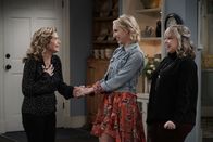 Last Man Standing – v.l.n.r.) Vanessa Baxter (Nancy Travis); Mandy Baxter (Molly McCook); Kristin Baxter (Amanda Fuller)