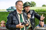 Hubert und Staller – v.r.) suchen nach dem verborgenen Schützen (mit Komparsen).