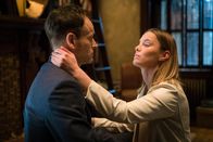 Elementary – Während Holmes (Jonny Lee Miller, l.) zusammen mit Watson einen vermissten Arzt ausfindig machen soll, kriselt es in seiner Beziehung zu Fiona (Betty Gilpin, r.). Denn die hat ein Problem mit der Art und Weise, wie Holmes sie behandelt ...