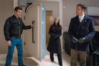Elementary – Holmes (Jonny Lee Miller, r.) und Watson (Lucy Liu, M.) bekommen den Auftrag, einen vermissten Arzt zu finden. Ihre Nachforschungen führen sie zu Ronny Wright (Frederick Weller, l.), Übererlebenskünstler und Vorsteher eines exklusiven Clubs reicher Leute ...